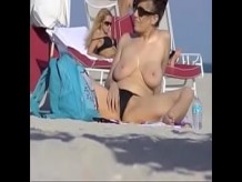 Esposa exhibicionista 56 - ¡Lana muestra su COÑO CARNOSO y sus GRANDES TETAS en una playa PÚBLICA! ¡Siempre hay un Voyeur alrededor!