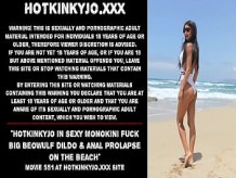Hotkinkyjo en sexy monokini folla con un gran consolador Beowulf y prolapso anal en la playa