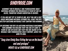 Sirena sexy Sindy Rose metiéndose el puño en el culo en la playa y prolapso anal