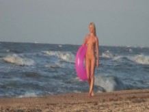 La colegiala Agnes camina por la playa completamente desnuda (con una audiencia)