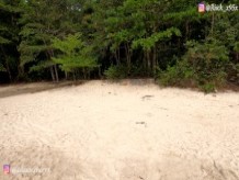 sexo en la playa desierta !! Adolescente Brasileño Aficionado Chupó La Polla Y Tomaron Semen En La Cara - Aficionado
