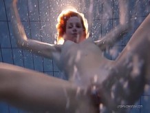Nastya caliente rubia desnuda en la piscina