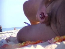 Voyeurs de playa nudista masturbándose #1 - ¡Mi esposo filma todas las pollas duras que se corren cerca de su esposa en la playa nudista!