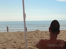 Dos tíos se follan a Cayenne Klein en la playa pública nudista OTS610