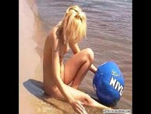 nena desnuda en la playa