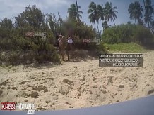 Corno Manso mira a su esposa cachonda Kriss Hotwife siendo cogida por el director bahiano en la concurrida playa pública, en riesgo de ser atrapado.