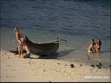 Lauren May y Christina encuentran algunos chicos en la playa y tienen sexo anal
