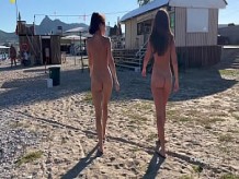 Dos amigas pasean desnudas por una playa pública. Katty West con Kate Rich