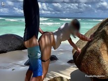Sexo en la playa - Escondite follando en el paraíso