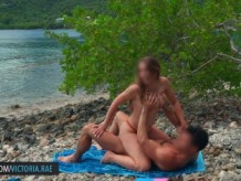 ¡Mujer casada es atrapada bronceándose en topless en la playa! Follada y creampied por un extraño - Victoria Rae