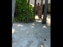 desnudo en restaurante y playa en el caribe