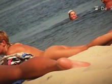Jovencitas flacas con tetas desnudas atrapadas en la cámara espía de la playa