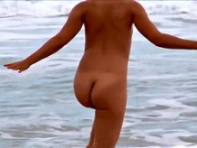 Mujer nudista real es espiada con el culo desnudo en la playa