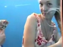 Chica rubia en cabaña de playa notó la cámara voyeur