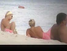 Mujeres nudistas espiadas en la playa del río