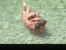 Pareja nudista hizo sexo en el agua