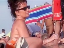 Maduras nudistas cachondas en la playa