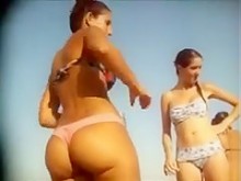 Impresionantes chicas muestran sus grandes culos en la playa