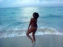 Masturbándose en la playa y filmando mujeres calientes