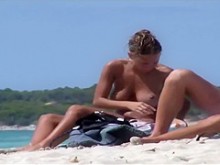 Rubia en playa nudista