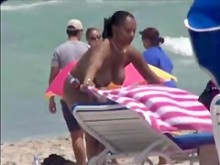 Chica de pechos regordetes atrapada en un video de nudismo voyeur en la playa