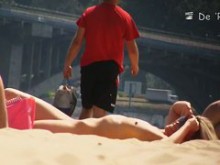 Clip de cámara oculta en la playa de chicas nudistas rubias y morenas
