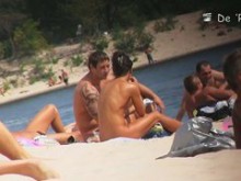Desnudez en la playa voyeur y espectáculo en topless con chicas calientes