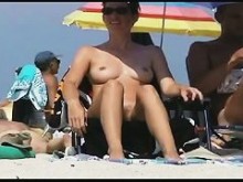 Escena de desnudez pública con una MILF morena sexy desnuda