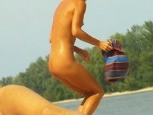 Voyeur se aprovecha de un culo jugoso en la playa nudista