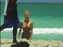 Varias damas astutas en forma en una playa nudista, grandes tetas, gran culo porno