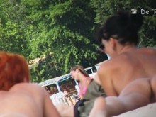 Las chicas nudistas de la playa sexy admiran sus botines calientes
