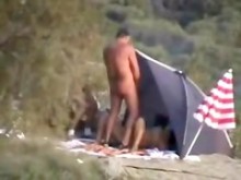 Perra madura se masturba para voyeurs en la playa nudista