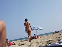 Caminar desnudo en la playa