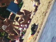 Chica pelirroja desnuda caliente en la cámara espía de la playa nudista