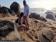 Sexo en las rocas de la playa, turista travieso vino dos veces, chupé y travieso me cogió el culo en público frente al cornudo que filmó todo