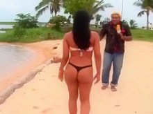 Fumar caliente bomba sexual brasileña posa en la playa de arena