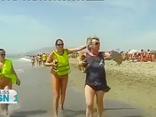 Maduras nudistas españolas pasean por la playa completamente desnudas