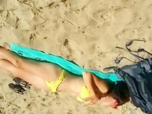 Cumming a una chica de bikini durmiendo en la playa