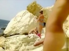 Polla dura expuesta a chicas en bikini en la playa