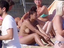 Linda chica de ébano en topless al aire libre en la playa de Bournemouth en el Reino Unido '16