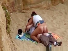 Chica gordita monta la polla de su novio en la playa