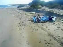 Pervertido de playa pública se masturba en el culo de una chica nudista