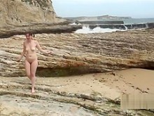 Prowling Panther Beach: un grupo nudista explora las formaciones rocosas del océano