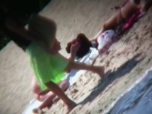 Nena rubia desnuda tomando el sol en la playa spy cam video