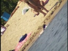 Videos emocionantes de voyeur en la playa con chicas maduras desnudas