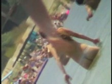 Desnudez voyeur en la playa con chicas adolescentes calientes en topless