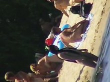 La playa es el lugar para una acción de filmación de desnudos voyeur