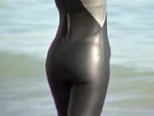 Video sincero de la playa con una chica en traje ajustado de spandex 03d