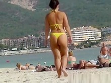 Mujer sexy culo en bikini tanga amarillo
