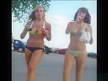 Chicas jóvenes en bikini con unos helados